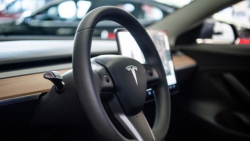 Die Polizei verfügt dank des Tesla-Systems über ein Foto der Verdächtigen.
