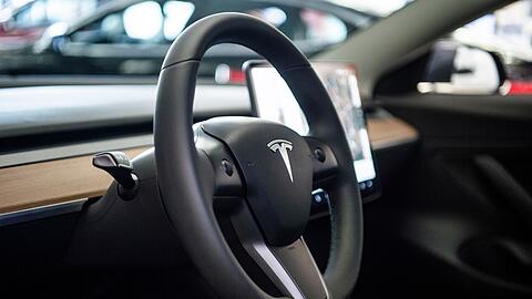 Die Polizei verfügt dank des Tesla-Systems über ein Foto der Verdächtigen.
