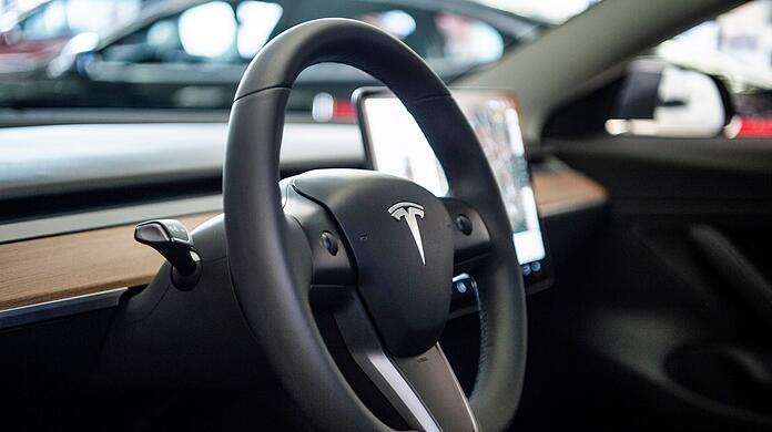 Die Polizei verfügt dank des Tesla-Systems über ein Foto der Verdächtigen.