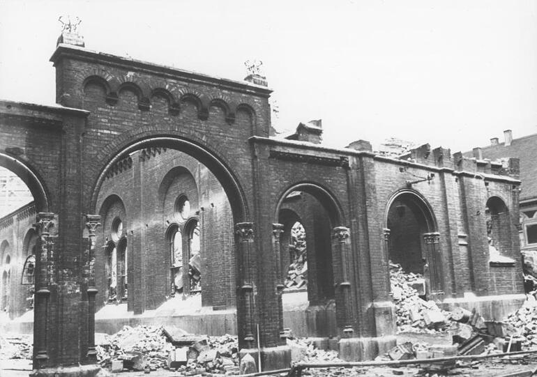 Bald standen von der Hauptsynagoge nur noch die Außenmauern.