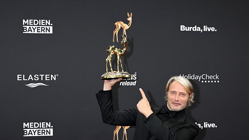 Mads Mikkelsen, Schauspieler aus Dänemark, hält den Bambi in der Kategorie "Schauspiel International" in seinen Händen.