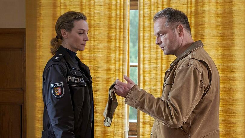 "Nord bei Nordwest: Das Nolden-Haus": Hauke Jacobs (Hinnerk Schönemann) zeigt Kollegin Hannah Wagner (Jana Klinge) eine Socke, die er auf dem Dachboden des Nolden-Hauses gefunden hat.