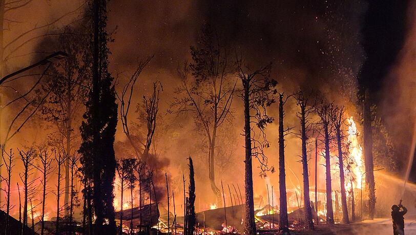 Meterhoch schlugen die Flammen am Campingplatz "Bella Italia".