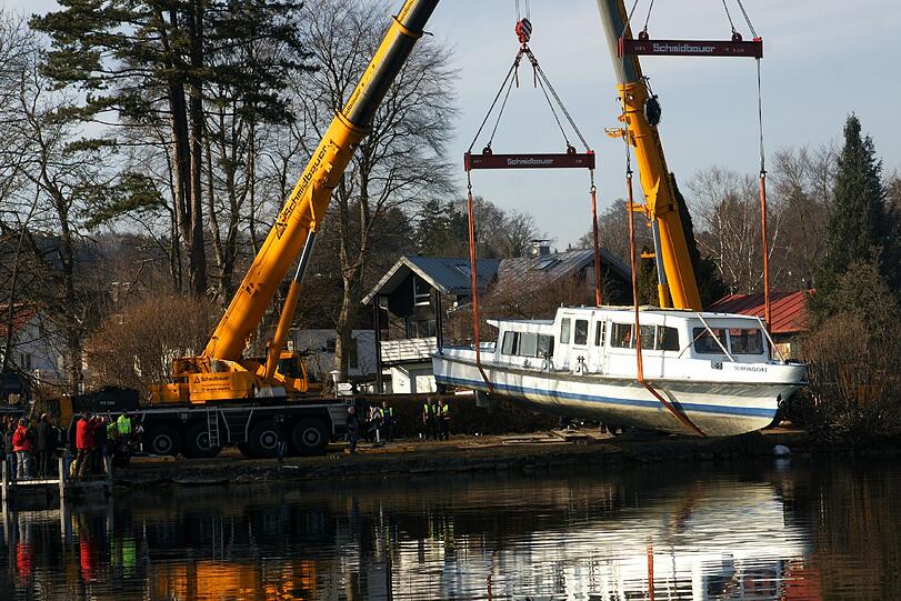 Die "MS Schondorf" ist angekommen in Tutzing. Sie wird in den Starnberger See gelassen.