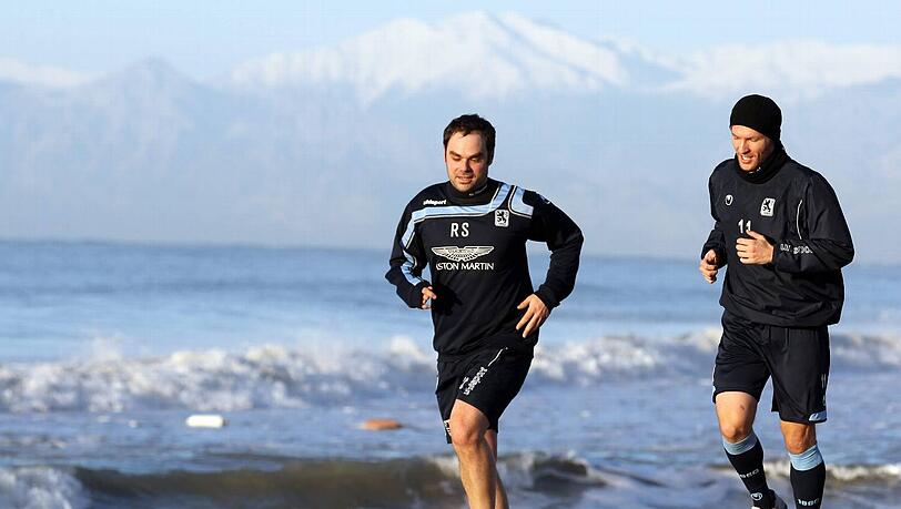 Strandlauf in Belek: Robert Schäfer (l.), Geschäftsführer des TSV 1860, mit Stürmer Benny Lauth. Strandlauf in Belek: Robert Schäfer (l.), Geschäftsführer des TSV 1860, mit Stürmer Benny Lauth.