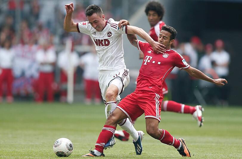 Thiago (r.) beim 2:0-Hinspielsieg des FC Bayern München gegen den 1. FC Nürnberg.