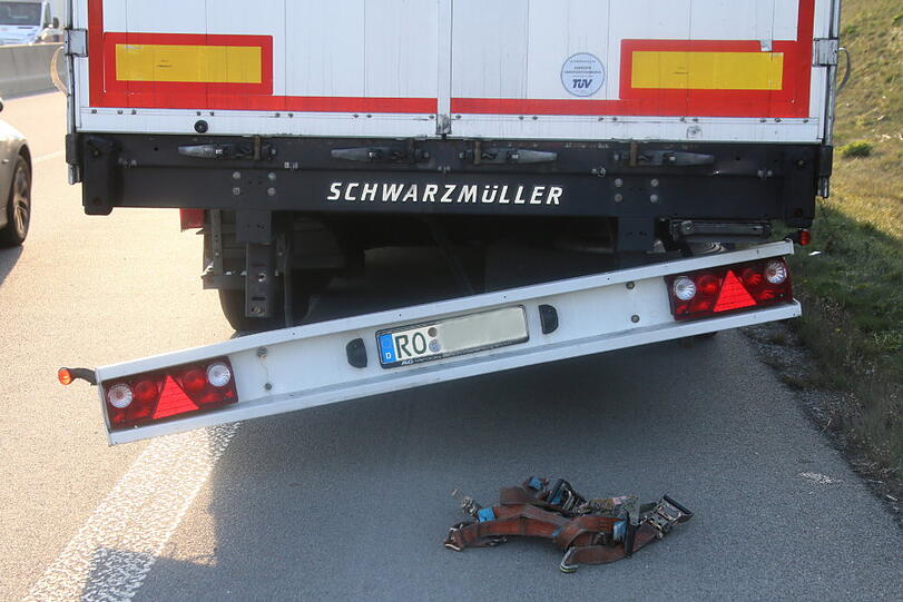 Der VW Passat konnte nicht mehr rechtzeitig bremsen und krachte in den Audi. Die A94 war nach dem Unfall kurzzeitig gesperrt.