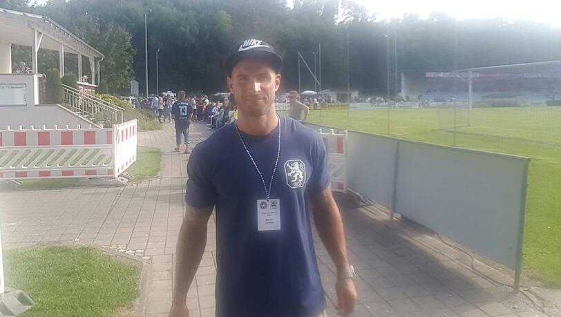 Zwei Herzen schlagen in seiner Brust: Andi Stanek, Sportlicher Leiter beim VfR Neuburg und von Kindesbeinen an ein Löwe. Zwei Herzen schlagen in seiner Brust: Andi Stanek, Sportlicher Leiter beim VfR Neuburg und von Kindesbeinen an ein Löwe.