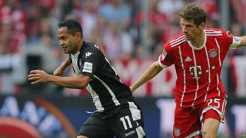 Bayern-Profi Thomas Müller (rechts) hat im Duell mit dem Gladbacher Raffael das Nachsehen.