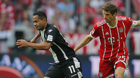 Bayern-Profi Thomas Müller (rechts) hat im Duell mit dem Gladbacher Raffael das Nachsehen.