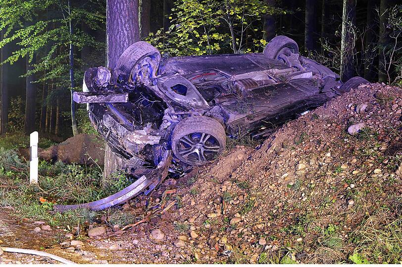 Zu schnell und dann auch noch Alkohol um Blut: Ein 25-Jähriger verursacht einen schweren Verkehrsunfall.