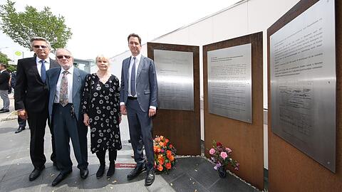An der neuen Gedenktafel in der Stadelheimer Straße vor der Justizvollzugsanstalt: JVA-Chef Michael Stumpf (v.l.), die Angehörigen Heinz Biackund Heide Delbeck sowie Justizminister Georg Eisenreich.