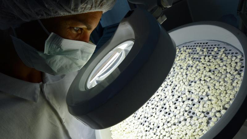 Eine Merck-Mitarbeiterin bei einer Sichtkontrolle in der Pharma-Produktion. Eine Merck-Mitarbeiterin bei einer Sichtkontrolle in der Pharma-Produktion.