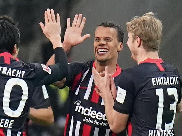 Der Frankfurter Timothy Chandler (m) jubelt nach seinem Treffer zum 1:0 mit seinen Mannschaftskameraden.