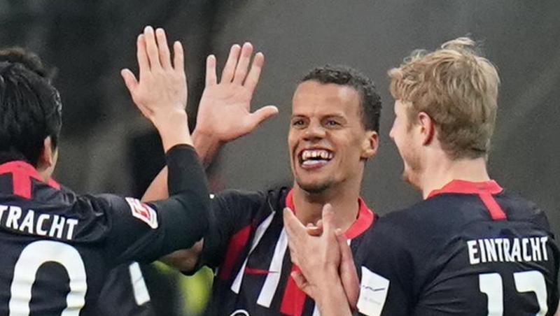 Der Frankfurter Timothy Chandler (m) jubelt nach seinem Treffer zum 1:0 mit seinen Mannschaftskameraden. Der Frankfurter Timothy Chandler (m) jubelt nach seinem Treffer zum 1:0 mit seinen Mannschaftskameraden.