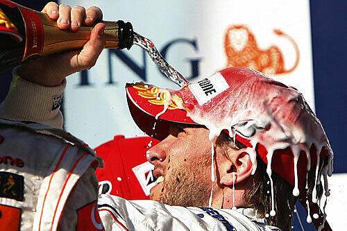Champagner-Dusche: Nick Heidfeld feiert seinen zweiten Platz in Melbourne
