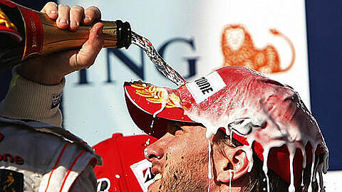 Champagner-Dusche: Nick Heidfeld feiert seinen zweiten Platz in Melbourne