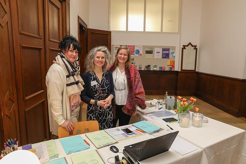 Sabine Strasser, Susanne Kleinschroth und Britta Galuschky empfangen die Paare bei der Anmeldung.