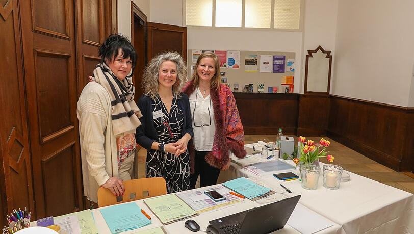 Sabine Strasser, Susanne Kleinschroth und Britta Galuschky empfangen die Paare bei der Anmeldung. Sabine Strasser, Susanne Kleinschroth und Britta Galuschky empfangen die Paare bei der Anmeldung.