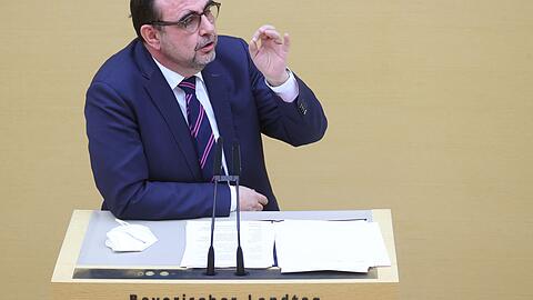 Klaus Holetschek, bayerischer Gesundheitsminister (CSU), spricht bei einer Plenarsitzung im bayerischen Landtag.