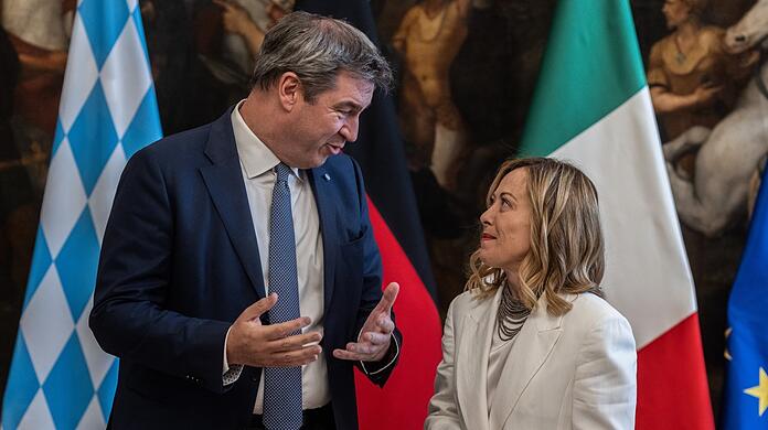 Auf Augenhöhe? Bayerns Ministerpräsident Markus Söder (CSU) wird von der italienischen Regierungschefin Giorgia Meloni zu einem Treffen im Palazzo Chigi in Rom empfangen.