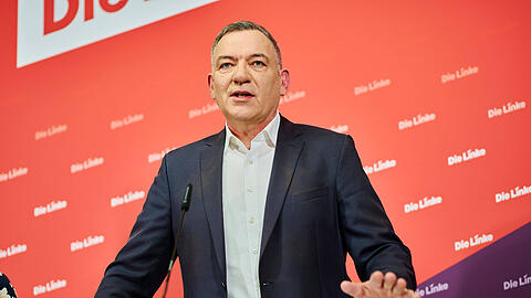 Linke-Chef Jan van Aken bei der Vorstellung des Wahlprogramms zur Bundestagswahl 2025. In der AZ spricht er darüber, wie seine Partei wieder in das Parlament einziehen möchte. Aktuell liegt die Linke in den Umfragen unterhalb der 5-Prozenthürde.