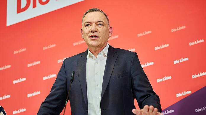 Linke-Chef Jan van Aken bei der Vorstellung des Wahlprogramms zur Bundestagswahl 2025. In der AZ spricht er darüber, wie seine Partei wieder in das Parlament einziehen möchte. Aktuell liegt die Linke in den Umfragen unterhalb der 5-Prozenthürde.