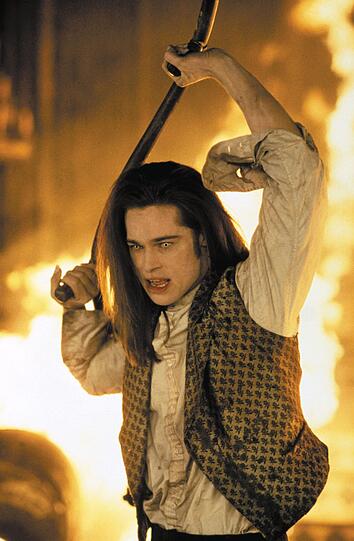 Seine Tochter wurde von Vampiren ermordet. Rasend vor Wut und Schmerz steckt Louis (Brad Pitt) das Theater in Brand. Seine Tochter wurde von Vampiren ermordet. Rasend vor Wut und Schmerz steckt Louis (Brad Pitt) das Theater in Brand.