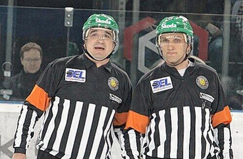 Ende der Eiszeit mit Schrecken: Tiger-Trainer Andreas Brockmann sauer auf die Referees Willi Schimm und Daniel Piechaczek.