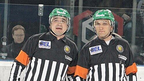 Ende der Eiszeit mit Schrecken: Tiger-Trainer Andreas Brockmann sauer auf die Referees Willi Schimm und Daniel Piechaczek. Ende der Eiszeit mit Schrecken: Tiger-Trainer Andreas Brockmann sauer auf die Referees Willi Schimm und Daniel Piechaczek.