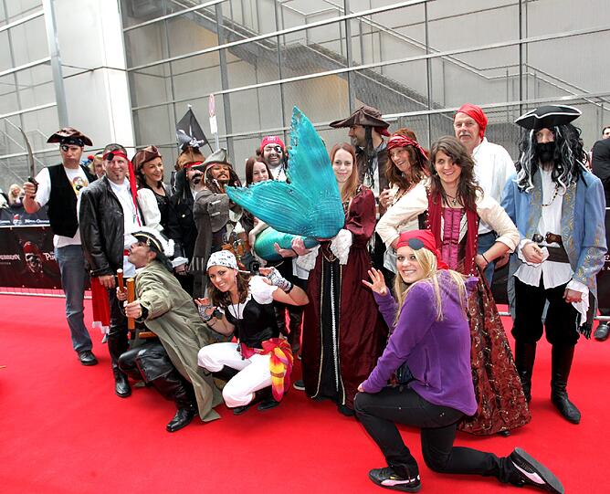 Als Piraten und Piratenbräute verkleidet - so kamen viele AZ-Leser zur Premiere.