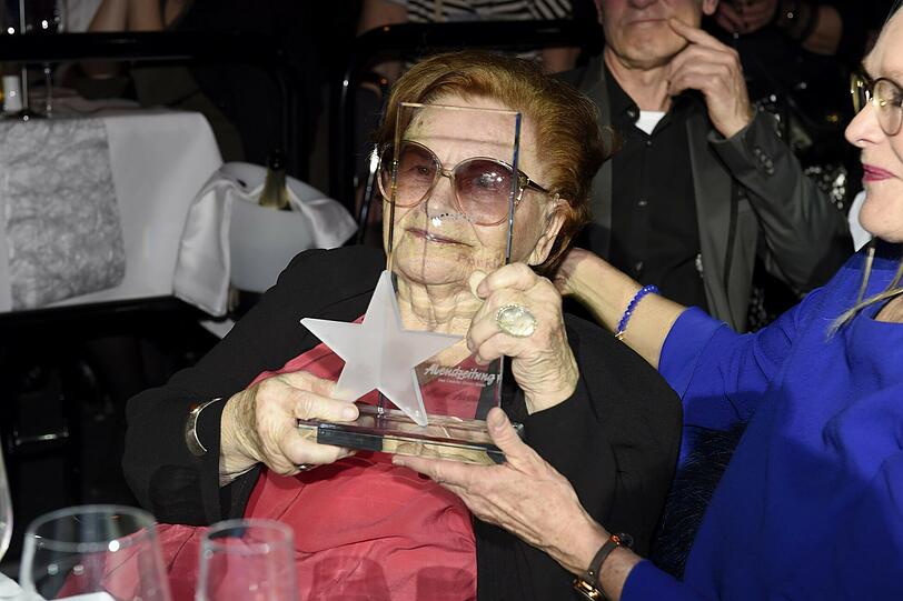 AZ-Legende Ponkie wurde von allen Redakteuren der Abendzeitung mit einem Monaco überrascht