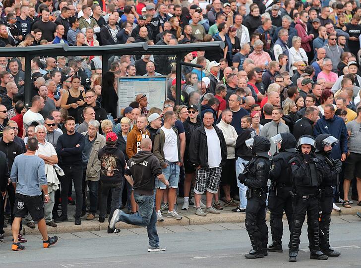 Chemnitz hat sich innerhalb von wenigen Stunden zum Pulverfass entwickelt. Nach dem gewaltsamen Tod eines 35-Jährigen marschierten innerhalb kürzester Zeit rechte Demonstranten auf - ihnen stellten sich am Montag linke Demonstranten gegenüber. Um ein unmittelbares Aufeinandertreffen zu verhindern, rückte die Polizei mit Hundertschaften an. Die Bilder aus Chemnitz.
