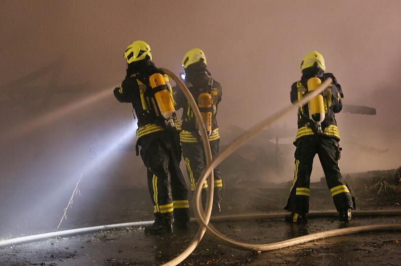 Das Sägewerk brannte komplett ab, verletzt wurde niemand, die Brandursache ist allerdings noch unklar. Die Bilder vom Feuerwehreinsatz in Dorfen.