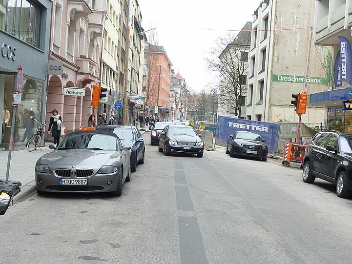 Der Blick aus der Gegenrichtung auf die Leopoldstraße