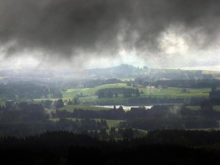 Durch eine Wolkenlücke wird das Alpenvorland von der Sonne beschienen. Foto: Karl-Josef Hildenbrand/dpa/Symbolbild