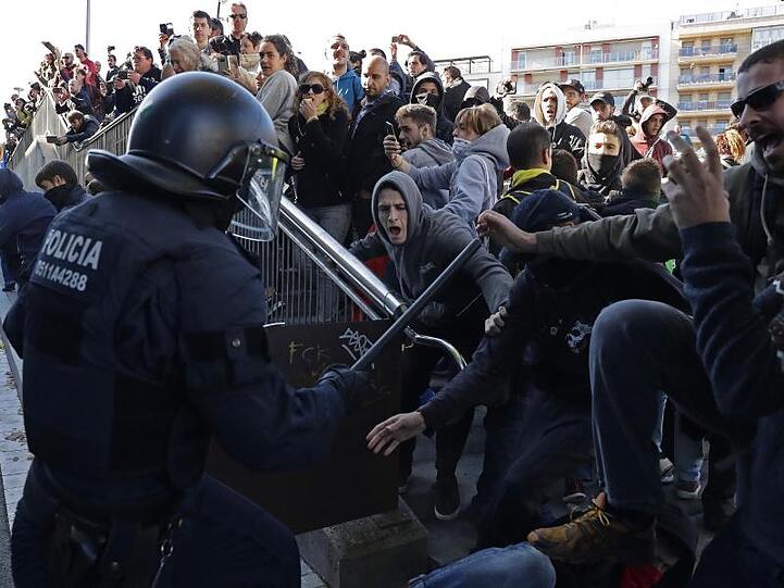 Polizisten treffen im November 2018 auf Demonstranten des "Komitees zur Verteidigung der Republik", einer Organisation für die Unabhängigkeit Kataloniens von Spanien.