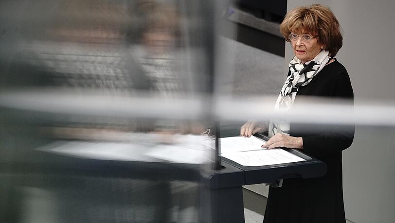 Charlotte Knobloch, Präsidentin der Israelitischen Kultusgemeinde München und Oberbayern, bei einer Gedenkrede im Bundestag.