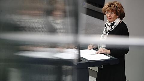Charlotte Knobloch, Präsidentin der Israelitischen Kultusgemeinde München und Oberbayern, bei einer Gedenkrede im Bundestag.