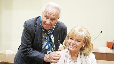 Vor Beginn des Prozesses: Die Wiesn-Wirtsleute Günter und Margot Steinberg strahlen im Gerichtssaalgroße Zuversicht aus.