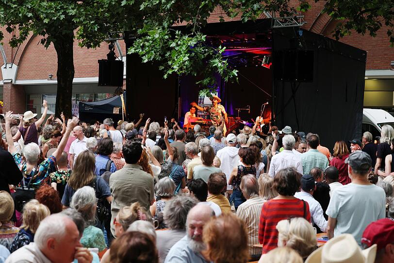 Ois is Blues – hier beim gut besuchten Festival am Rotkreuzplatz. Ois is Blues – hier beim gut besuchten Festival am Rotkreuzplatz.
