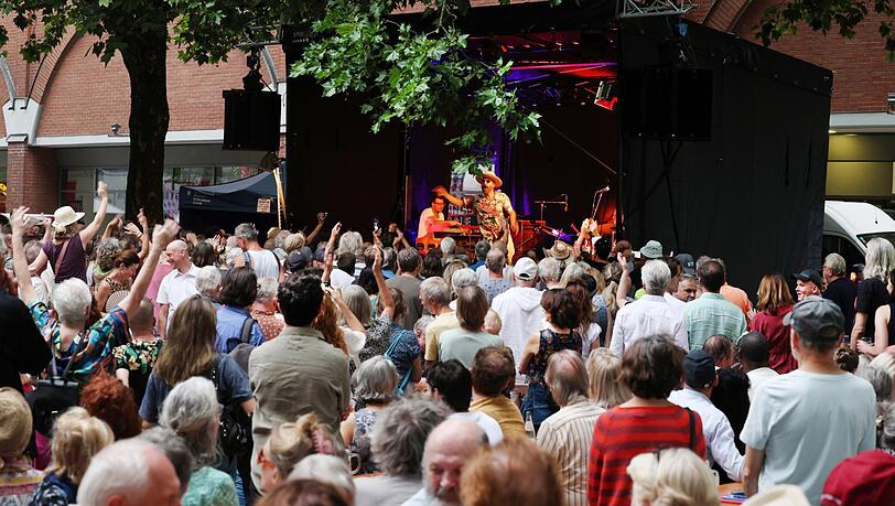 Ois is Blues &ndash; hier beim gut besuchten Festival am Rotkreuzplatz.