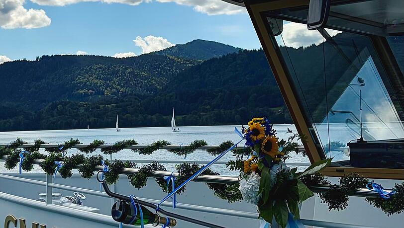 Auf dem Tegernsee schippert seit diesem Sommer ein neues E-Schiff. Auf dem Tegernsee schippert seit diesem Sommer ein neues E-Schiff.
