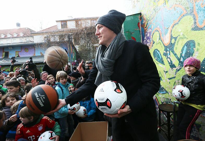 Fußballer Bastian Schweinsteiger, Ex-Profi Mehmet Scholl, Basketballer Steffen Hamann und Sänger Peter Brugger haben sich an einem freien Nachmittag trotz Kälte am Bolzplatz an der Glockenbachwerkstatt getroffen. Der soll nämlich abgerissen werden - wogegen die Promis mit den Kindern protestieren. Die Bilder