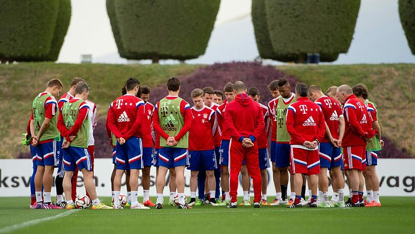 Eine stille Minute für Junior Malanda: Der FC Bayern trauert im Trainingslager um den verstorbenen Fußballer des VfL Wolfsburg. Eine stille Minute für Junior Malanda: Der FC Bayern trauert im Trainingslager um den verstorbenen Fußballer des VfL Wolfsburg.
