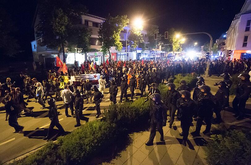 In der Nacht zum Samstag zogen Hunderte Demonstranten durch die Innenstadt von Garmisch.