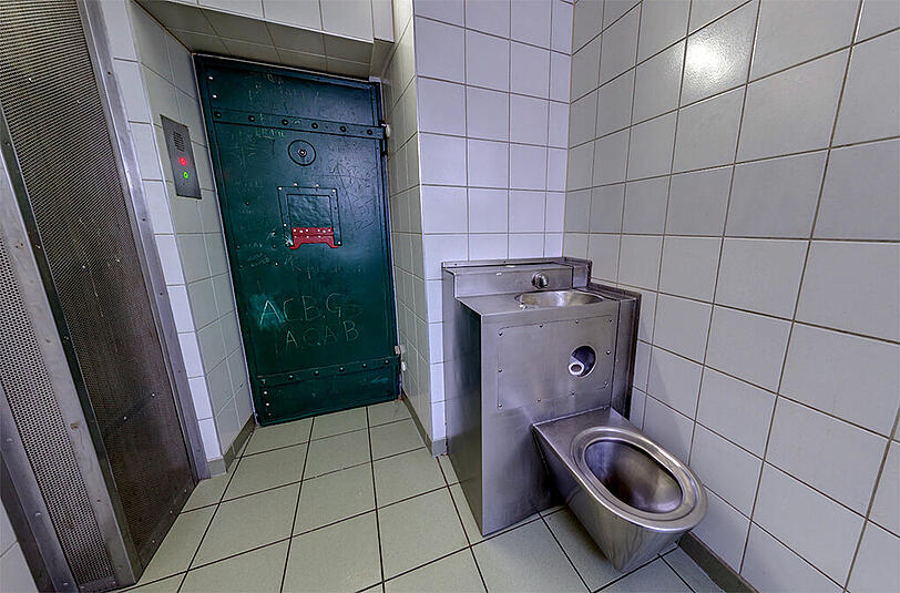 Arrestzelle im Polizeipräsidium München: Keine echte Alternative zum Hotelzimmer.