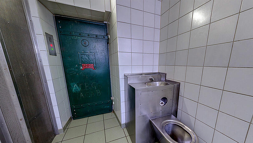 Arrestzelle im Polizeipräsidium München: Keine echte Alternative zum Hotelzimmer. Arrestzelle im Polizeipräsidium München: Keine echte Alternative zum Hotelzimmer.