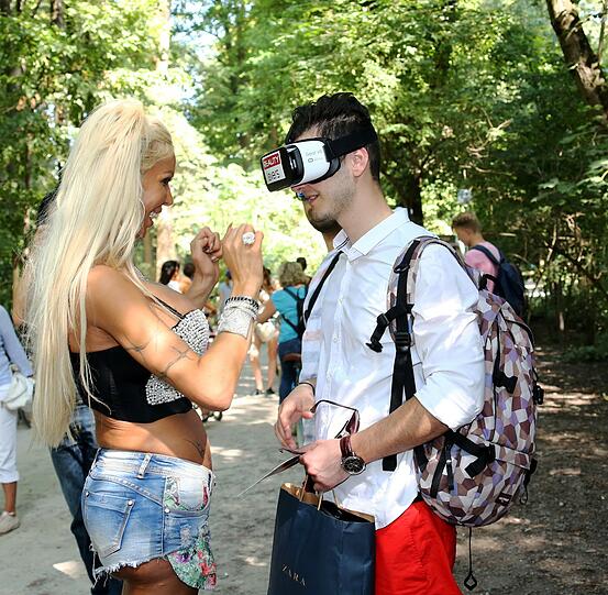 Die Bilder von der erotischen Virtual-Reality-Aktion am Eisbach