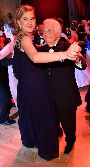 Semperopernball: Sachsens Alt-Ministerpräsident Kurt Biedenkopf und seine Enkelin Paulina tanzen auf dem Ball